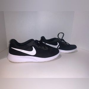 Women's NIKE Tanjun 812655-011 Black Running Shoes Lace Up Low Top US Size 10